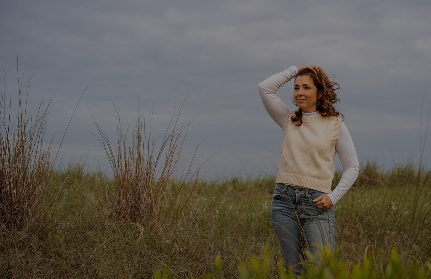 Fabiana en un campo, representando su historia